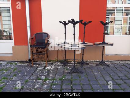 Gestapelte Stühle eines geschlossenen Restaurants im Freien. Stockfoto