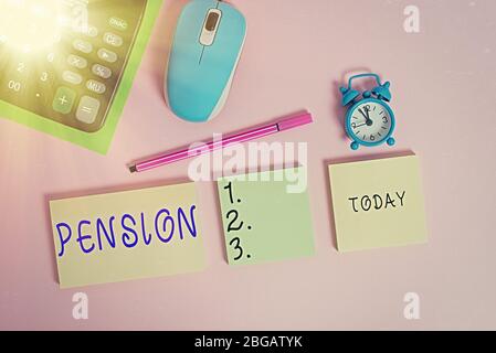 Textschild mit Pension. Business Foto Text Einkommen Senioren verdienen nach der Pensionierung spart für ältere Jahre Notepads Maus Wecker Rechner sehen Stockfoto