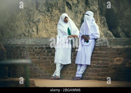 Sigirya, Sri Lanka. 20. Juli 2016: Zwei arabische Frauen sind entspannt und sprechen miteinander bei Sigiriya in Sri Lanka. Tragen Sie die typische Kleidung der muslimischen und Stockfoto