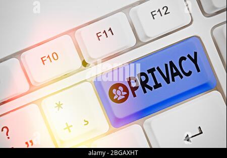 Konzeptionelle Handarbeit mit Datenschutz. Konzept bedeutet Das Recht, Demonstrationsangelegenheiten und Informationen als geheim zu halten Stockfoto