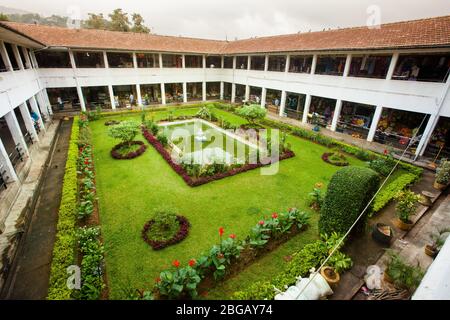 Kandy Market Hall, Sri Lanka. 24. Juli 2016: Viereckiger Kreuzgang Gartenmarkt auf zwei Etagen in Kandy Stadt, Sri Lanka. Weitwinkel perspektiv Stockfoto