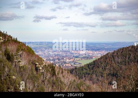 Der Blick ins Tal der Zittauer Berge vom Schloss Oybin bis zum kleinen Dorf Olbersdorf und ganz hinten im Tal die Stadt Zi Stockfoto