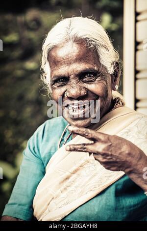 Nuwara Eliya, Sri Lanka. 25. Juli 2016: Glückliche alte inderin in Nuwara Eliya in Sri Lanka. Eine lächelnde ältere schwarze Frau mit einem faltigen Gesicht. Weiß Stockfoto