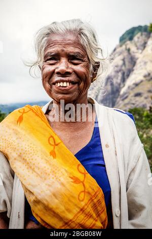 Ella, Sri Lanka. 27. Juli 2016: Alte inderin in Ella in Sri Lanka. Ältere Falten. Eine lächelnde ältere schwarze Frau mit einem faltigen Gesicht. Weißer hai Stockfoto