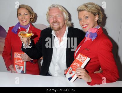 Manhattan, Vereinigte Staaten Von Amerika. Oktober 2012. NEW YORK, NY - OKTOBER 02: Virgin Atlantic Airways und der Gründer der Virgin Group, Sir Richard Branson, bringen am 2. Oktober 2012 in New York City Business Speed Dating an die Wall Street. Personen: Sir Richard Branson Kredit: Storms Media Group/Alamy Live News Stockfoto