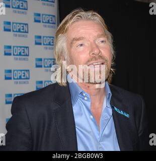 MIAMI BEACH, FL - OKTOBER 18, Business-Ikone Sir Richard Branson teilte die Geheimnisse seines Erfolgs in einer einzigartigen Erfahrung für mehr als 2,000 South Florida Unternehmer bei Adventures in Entrepreneurship: Ein offenes Forum über Innovation, Inspiration und darüber hinaus. Eine Open-from-American Express-Veranstaltung im Jackie Gleason Theater. Jane Pauley moderierte die Veranstaltung. 18. Oktober 2005 in Miami Beach, Florida Menschen; Sir Richard Brason Credit: Storms Media Group/Alamy Live News Stockfoto