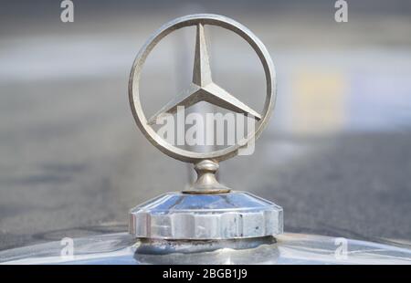 Kiew, Ukraine - 28. April 2018:Altes Mercedes Benz Logo beim Retro Car Festival in Kiew, Ukraine Stockfoto