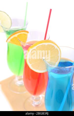 Gläser Cocktails auf weiß isoliert Stockfoto