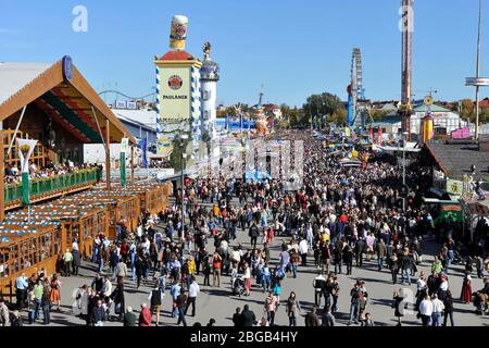 München, Deutschland. April 2020. Wegen der Corona-Virus-Pandemie: Oktoberfest 2020 wird abgesagt. Archivfoto: Oktoberfest, Festzelte, Menschen, Menschenmassen, Sonne, Tag, Blick über die Theresienwiese, Oktoberfest München. Kredit: dpa/Alamy Live News Stockfoto