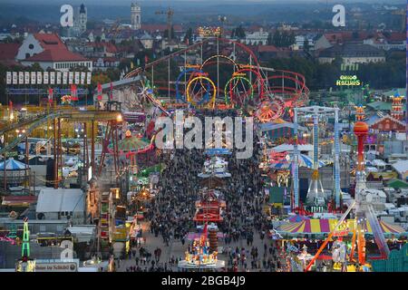 München, Deutschland. April 2020. Wegen der Corona-Virus-Pandemie: Oktoberfest 2020 wird abgesagt. Archivfoto: Oktoberfest München, Theresienwiese, Wiesn, Überblick, Blick vom Turm der St. Paulskirche bei Dämmerung, Lichter, hell erleuchtet.afteraufnhame, Besucher, Menschen, Gäste, Festivals, am 09 25/2017 Quelle: dpa/Alamy Live News Stockfoto