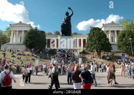 München, Deutschland. April 2020. Wegen der Corona-Virus-Pandemie: Oktoberfest 2020 wird abgesagt. Archivfoto: Bavaria-Theresienwiese- Oktoberfest in München am 3. Oktober 2004, Menschenmengen Quelle: dpa/Alamy Live News Stockfoto