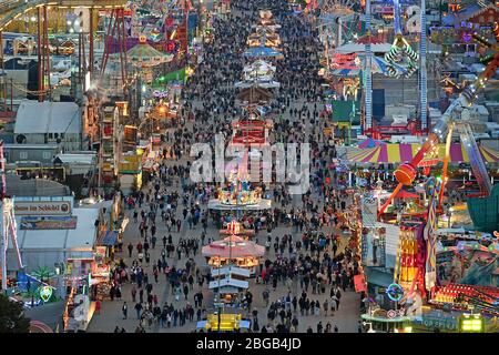 München, Deutschland. April 2020. Wegen der Corona-Virus-Pandemie: Oktoberfest 2020 wird abgesagt. Archivfoto: Oktoberfest München, Theresienwiese, Wiesn, Überblick, Blick vom Turm der St. Paulskirche bei Dämmerung, Lichter, hell erleuchtet.afteraufnhame, Besucher, Menschen, Gäste, Festivals, am 09 25/2017 Quelle: dpa/Alamy Live News Stockfoto