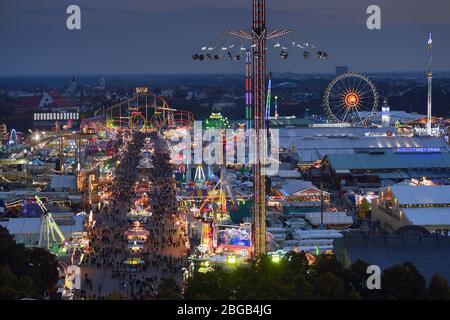 München, Deutschland. April 2020. Wegen der Corona-Virus-Pandemie: Oktoberfest 2020 wird abgesagt. Archivfoto: Oktoberfest München, Theresienwiese, Wiesn, Überblick, Blick vom Turm der St. Paulskirche bei Dämmerung, Lichter, hell erleuchtet.afteraufnhame, Besucher, Menschen, Gäste, Festivals, am 09 25/2017 Quelle: dpa/Alamy Live News Stockfoto