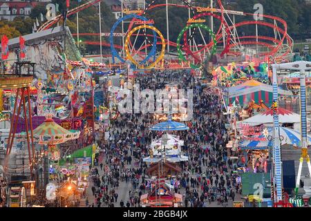 München, Deutschland. April 2020. Wegen der Corona-Virus-Pandemie: Oktoberfest 2020 wird abgesagt. Archivfoto: Oktoberfest München, Theresienwiese, Wiesn, Überblick, Blick vom Turm der St. Paulskirche bei Dämmerung, Lichter, hell erleuchtet.afteraufnhame, Besucher, Menschen, Gäste, Festivals, am 09 25/2017 Quelle: dpa/Alamy Live News Stockfoto