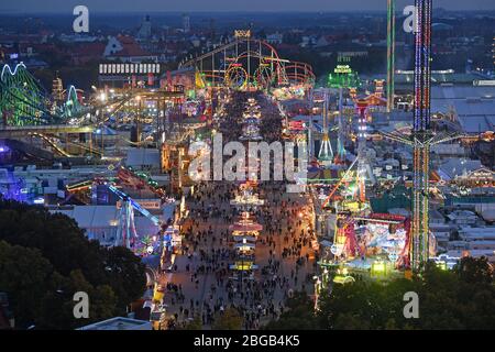 München, Deutschland. April 2020. Wegen der Corona-Virus-Pandemie: Oktoberfest 2020 wird abgesagt. Archivfoto: Oktoberfest München, Theresienwiese, Wiesn, Überblick, Blick vom Turm der St. Paulskirche bei Dämmerung, Lichter, hell erleuchtet.afteraufnhame, Besucher, Menschen, Gäste, Festivals, am 09 25/2017 Quelle: dpa/Alamy Live News Stockfoto