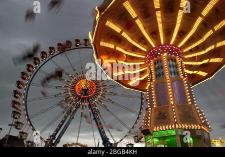 München, Deutschland. April 2020. Wegen der Corona-Virus-Pandemie: Oktoberfest 2020 wird abgesagt. Archivfoto: Lull auf dem Oktoberfest in München, Kettenkarussell, Fun Fair, Volksfest, Festwiese, QF, Riesenrad Quelle: dpa/Alamy Live News Stockfoto