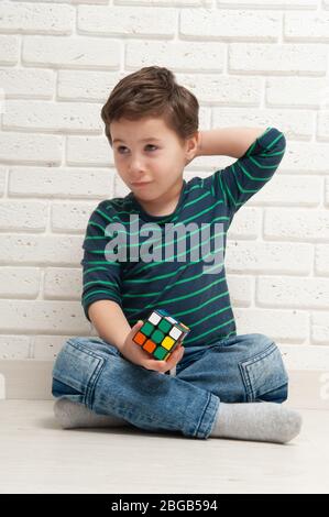 Kiew, Ukraine, 22. märz 2020. Boy spielt mit rubik's Würfel. Rubik's Cube erfunden von einem ungarischen Architekten Erno Rubik im Jahr 1974. Stockfoto