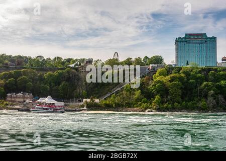 Niagara Falls, NY, USA - 12. Juni 2019: Die Passagierfähre holt Touristen am Niagara Falls Pier auf der kanadischen Seite ab Stockfoto