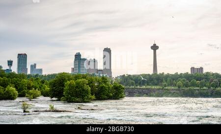 Niagara Falls, NY, USA - 12. Juni 2019: Niagara River Rapids mit Kanada im Hintergrund Stockfoto