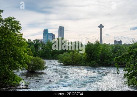 Niagara Falls, NY, USA - 12. Juni 2019: Niagara River Rapids mit Kanada im Hintergrund Stockfoto