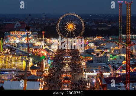 München, Deutschland. April 2020. Wegen der Corona-Virus-Pandemie: Oktoberfest 2020 wird abgesagt. Archivfoto: Oktoberfest München, Theresienwiese, Wiesn, Überblick, Blick vom Turm der St. Paulskirche bei Dämmerung, Lichter, hell erleuchtet.afteraufnhame, Besucher, Menschen, Gäste, Festivals, am 09 25/2017 Quelle: dpa/Alamy Live News Stockfoto