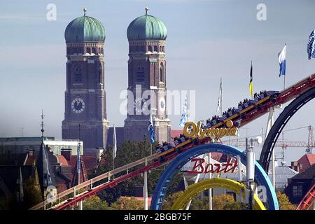 München, Deutschland. April 2020. Wegen der Corona-Virus-Pandemie: Oktoberfest 2020 wird abgesagt. Archivfoto: Oktoberfest, München, Frauenkirche, Blick auf die Stadt mit Fahrten, Achterbahn, QF Quelle: dpa/Alamy Live News Stockfoto