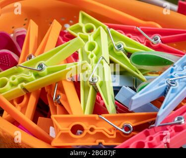 Farbige Wäscheklammern zum Aufhängen von Tüchern in einem Behälter, Nahaufnahme. Stockfoto