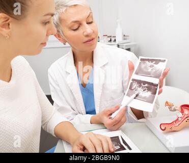 Gynäkologe erklärt einem Patienten die Ergebnisse der Eierstockultraschall. Weibliche Gesundheit Untersuchung, Gynäkologie. Stockfoto