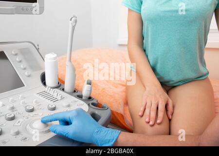 Transvaginale Untersuchung von Gebärmutter und Eierstöcken. Gynäkologie. Ultraschallbüro Stockfoto