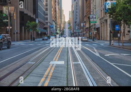 Die California Street in der Innenstadt ist während der Sperrung der Stadt aufgrund der COVID-19-Pandemie 2020, San Francisco, CA, USA, leer von Fußgängern und Verkehr. Stockfoto