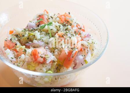 Traditionelle orientalische Salat Tabbouleh in Schüssel Stockfoto