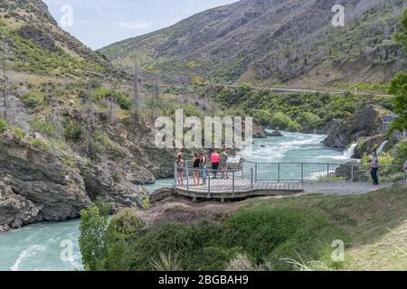 KAVARAU RIVER GORGE, NEUSEELAND - November 22 2019: Touristen auf Aussichtsplattform, aufgenommen bei hellem bewölktem Licht am 22 2019. november am Kawarau River Go Stockfoto