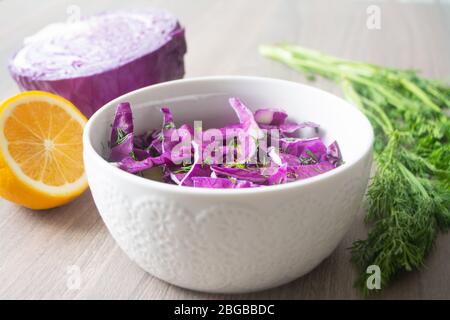 Ein frischer Salat von Rotkohl mit Dill und Zitronensaft Stockfoto