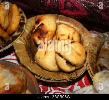 Bati, litti chokha, Blätterteig serviert in Einwegteller aus trockenen Blatt reinen Dorfbewohner Stil köstliche Street Food Stockfoto