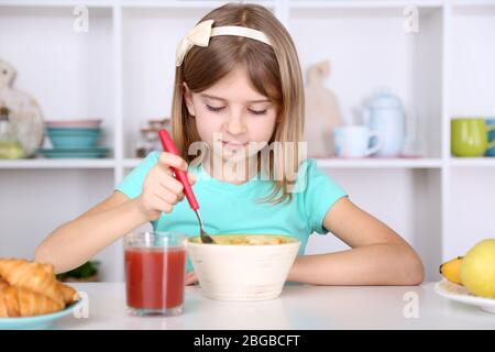 Schöne kleine Mädchen Frühstück in der Küche zu Hause Stockfoto