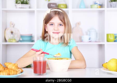 Schöne kleine Mädchen Frühstück in der Küche zu Hause Stockfoto