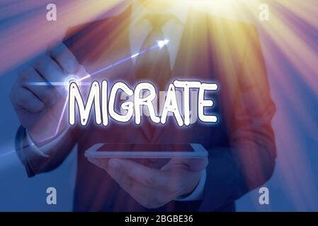 Konzeptionelles Handschreiben mit Migrate. Konzept bedeutet, dass Sie von einem Ort oder Ort in ein anderes Land wechseln oder reisen Stockfoto