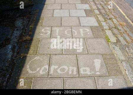 Kindernachrichten in Kreide auf Bürgersteig während Corona-Virus-Pandemie in london geschrieben england 2020. april stoppen Sie die Corona! Stockfoto