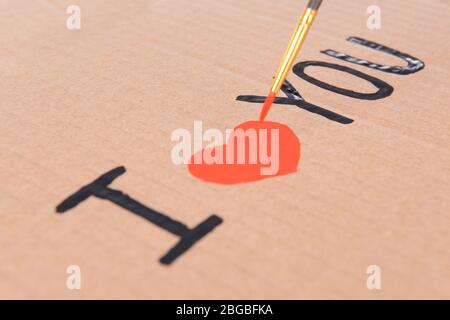 Herz mit Bleistift auf einem Blatt Papier Nahaufnahme gezeichnet Stockfoto