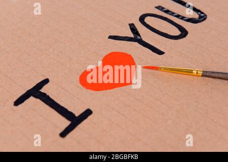 Herz mit Bleistift auf einem Blatt Papier Nahaufnahme gezeichnet Stockfoto