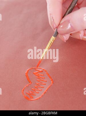 Herz mit Bleistift auf einem Blatt Papier Nahaufnahme gezeichnet Stockfoto