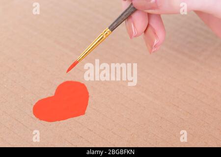 Herz mit Bleistift auf einem Blatt Papier Nahaufnahme gezeichnet Stockfoto