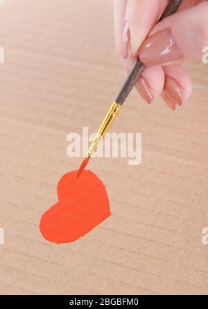 Herz mit Bleistift auf einem Blatt Papier Nahaufnahme gezeichnet Stockfoto