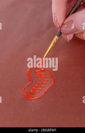 Herz mit Bleistift auf einem Blatt Papier Nahaufnahme gezeichnet Stockfoto