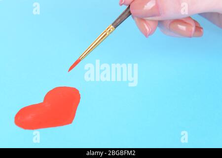 Herz mit Bleistift auf einem Blatt Papier Nahaufnahme gezeichnet Stockfoto