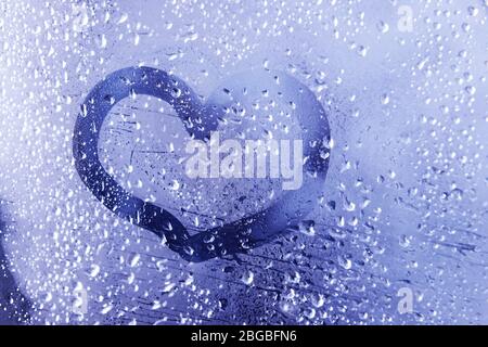 Gezeichnetes Herz auf nassem Fenster Nahaufnahme Stockfoto