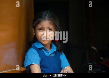 Schulmädchen steht an der Tür Stockfoto