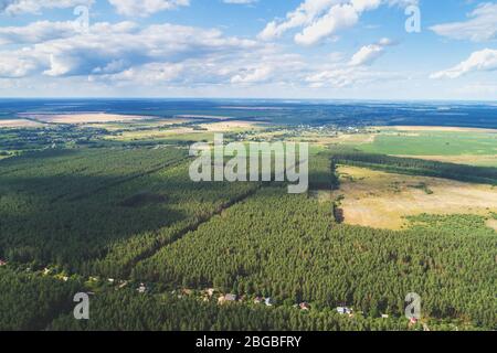 Ländliche Landschaft, Luftaufnahme. Blick auf gepflügte und grüne Felder und Wald im Frühjahr. Stockfoto