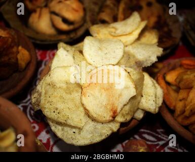 Kartoffelwaffeln in der Mud Bowl serviert, mit einem typischen indischen Snack, pure Dorfbewohner Stil köstliche Street Food Stockfoto