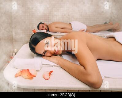 Schöne Frau und ihr Freund genießen ein türkisches Bad. Heißer Dampf wärmte die Körper eines Mannes und einer Frau in einem Hammam Stockfoto